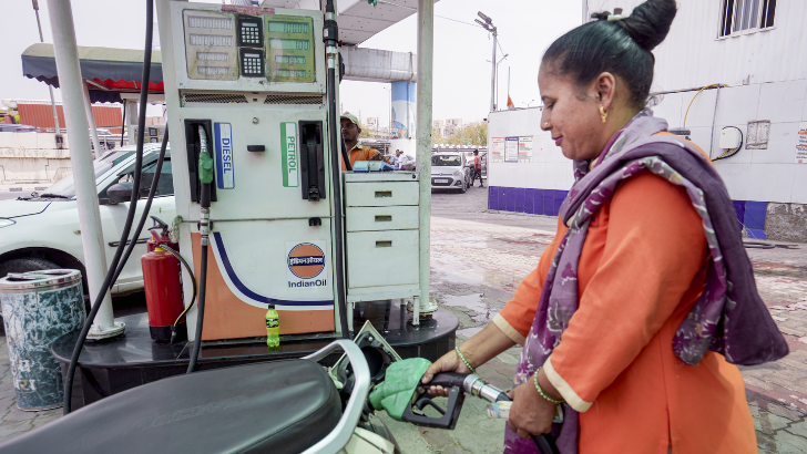 https://salarnews.in/public/uploads/images/newsimages/maannewsimage23052026_154743_Petrol price.png